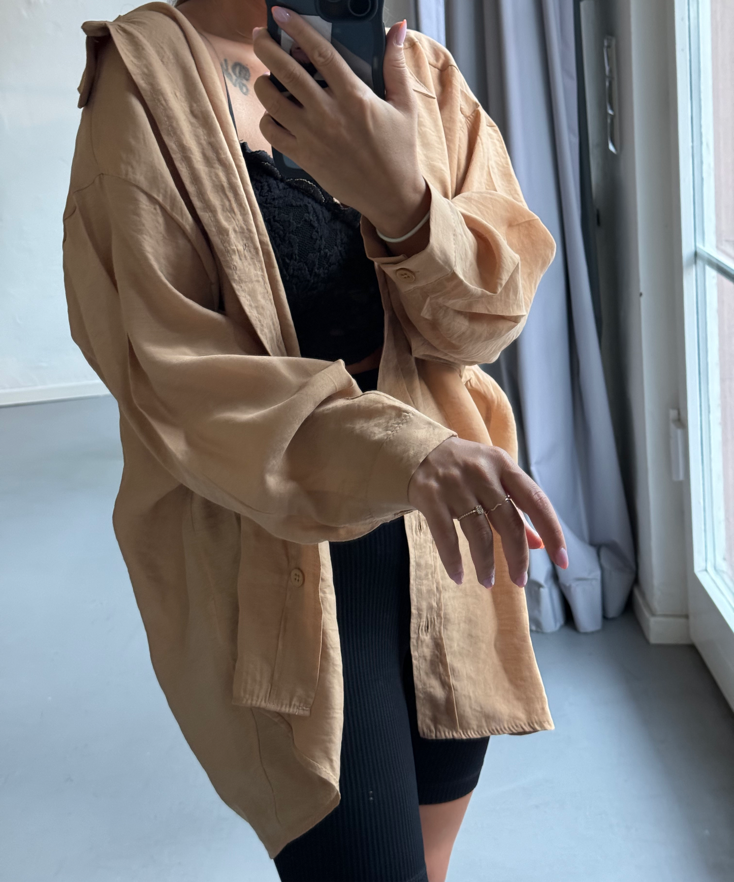 Rustikale soft-tan Oversized Hemdbluse im Relaxed-Stil