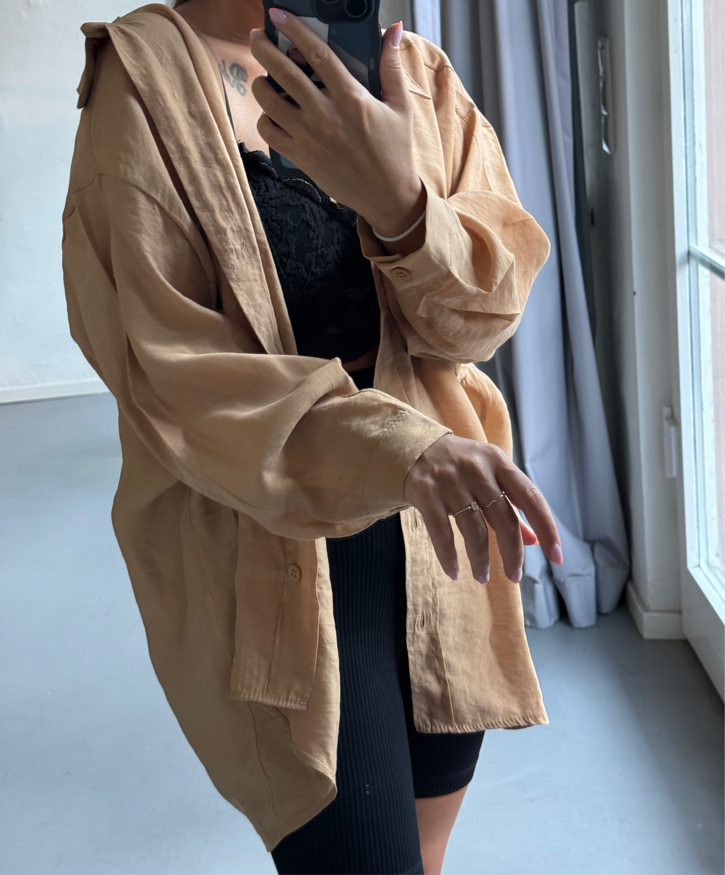 Rustikale soft-tan Oversized Hemdbluse im Relaxed-Stil